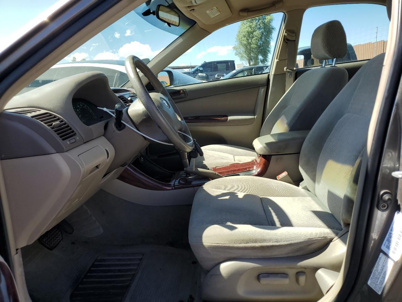 2003 Toyota Camry Le VIN: 4T1BF32K93U562415 Lot: 81987345