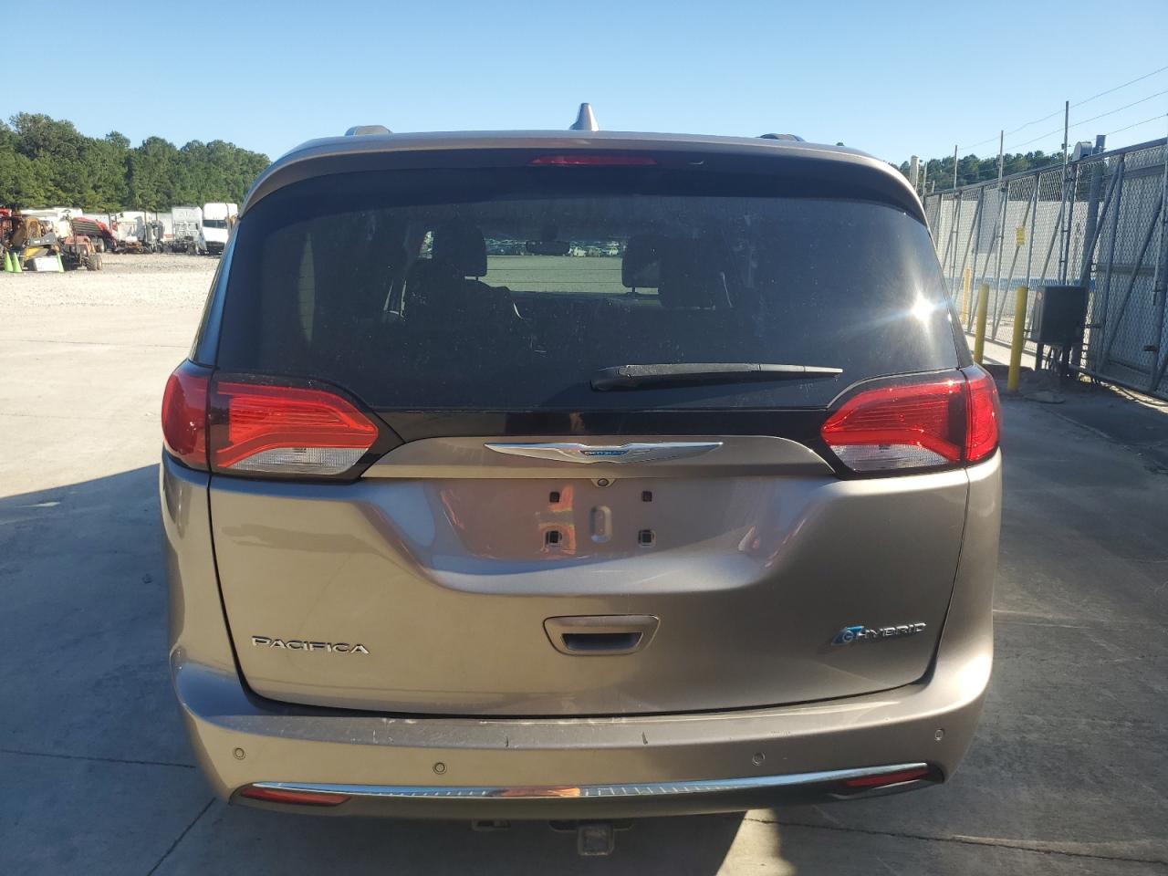 2018 Chrysler Pacifica Hybrid Touring L VIN: 2C4RC1L74JR164419 Lot: 85110825