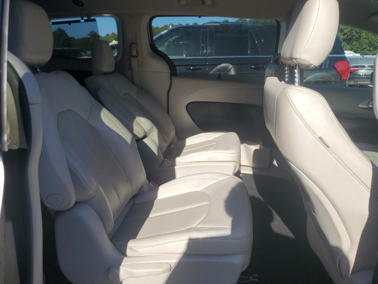 2018 Chrysler Pacifica Hybrid Touring L VIN: 2C4RC1L74JR164419 Lot: 85110825