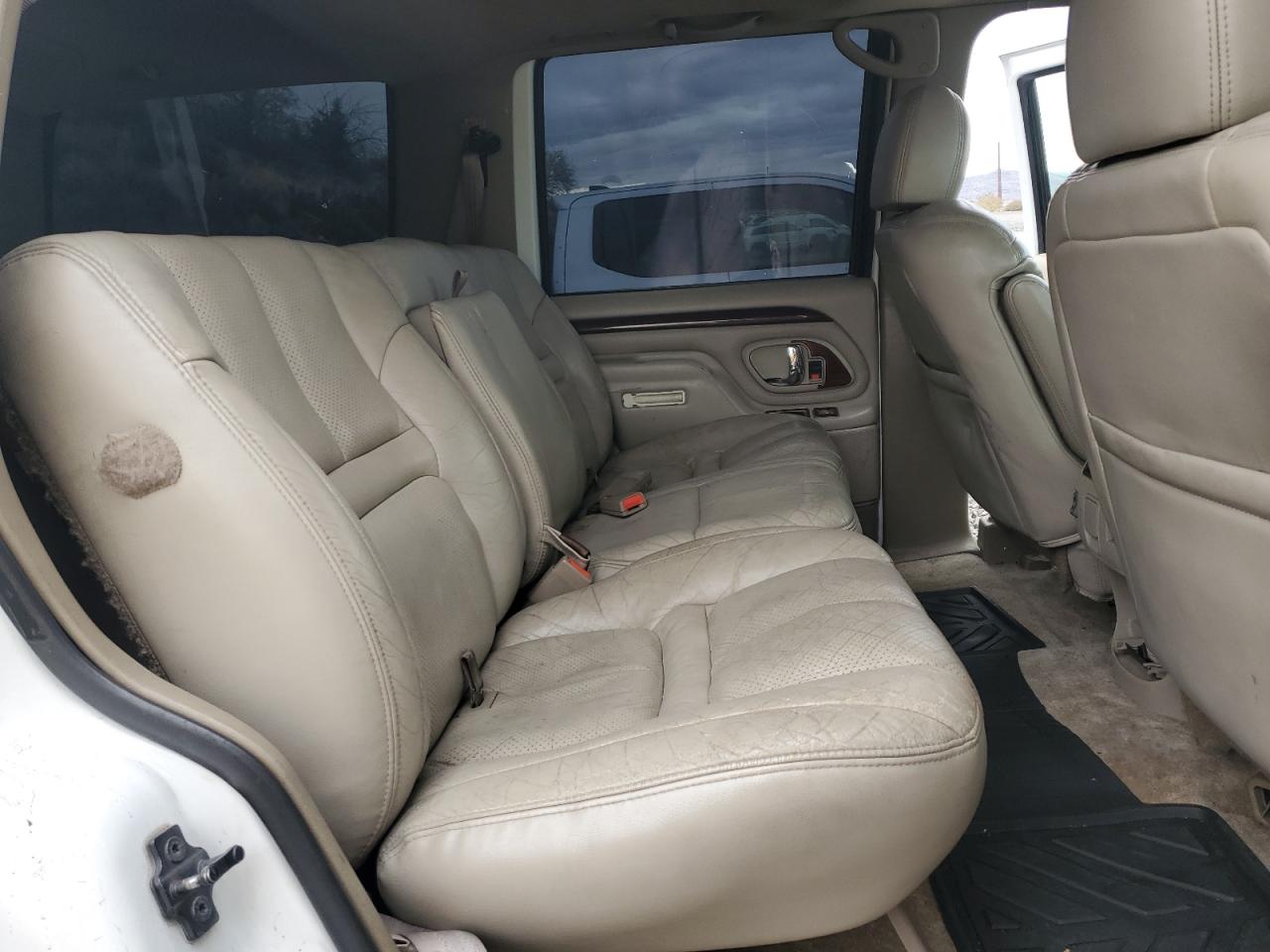 2000 Cadillac Escalade Luxury VIN: 1GYEK63R1YR227826 Lot: 86548275