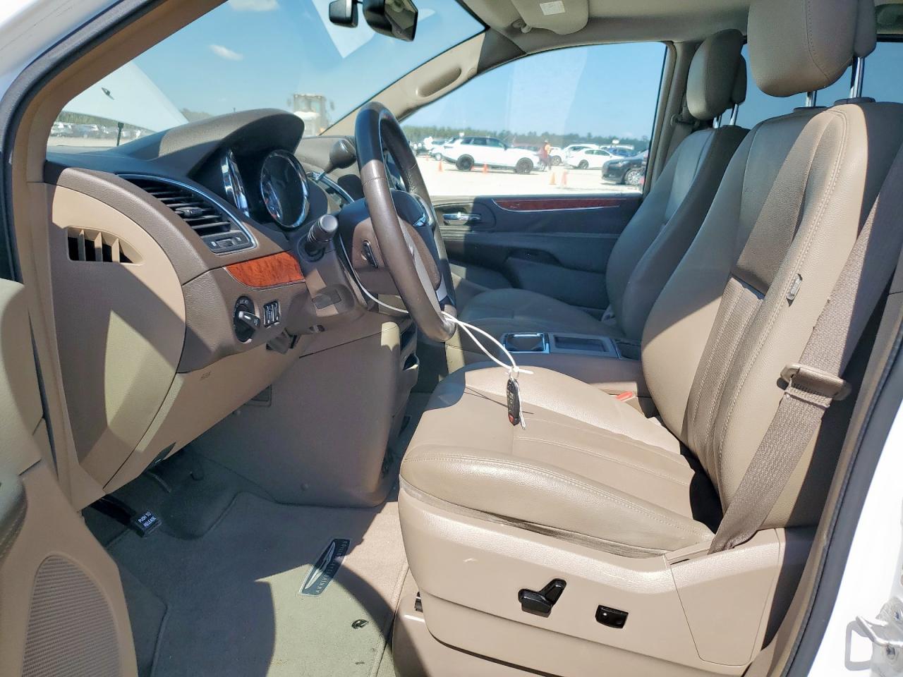 2016 Chrysler Town & Country Touring L VIN: 2C4RC1CG2GR111291 Lot: 86116375