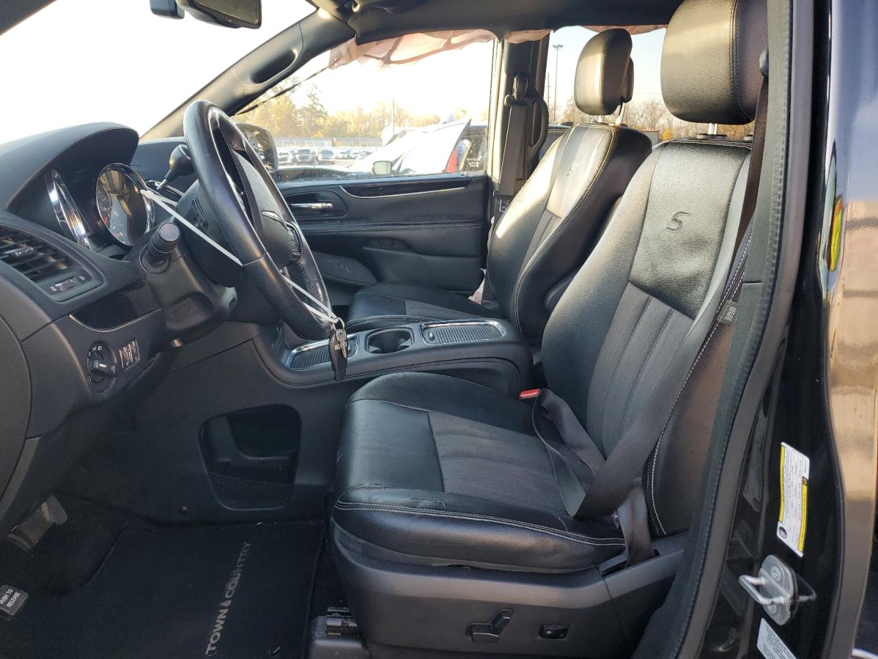 2016 Chrysler Town & Country S VIN: 2C4RC1HGXGR121771 Lot: 90896165