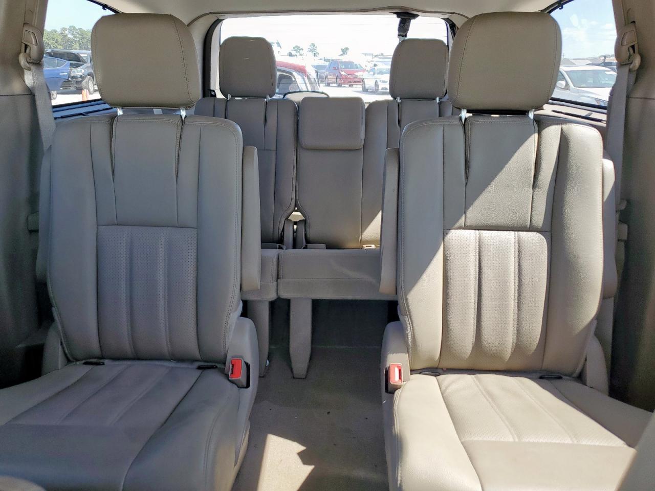 2016 Chrysler Town & Country Touring L VIN: 2C4RC1CG2GR111291 Lot: 86116375