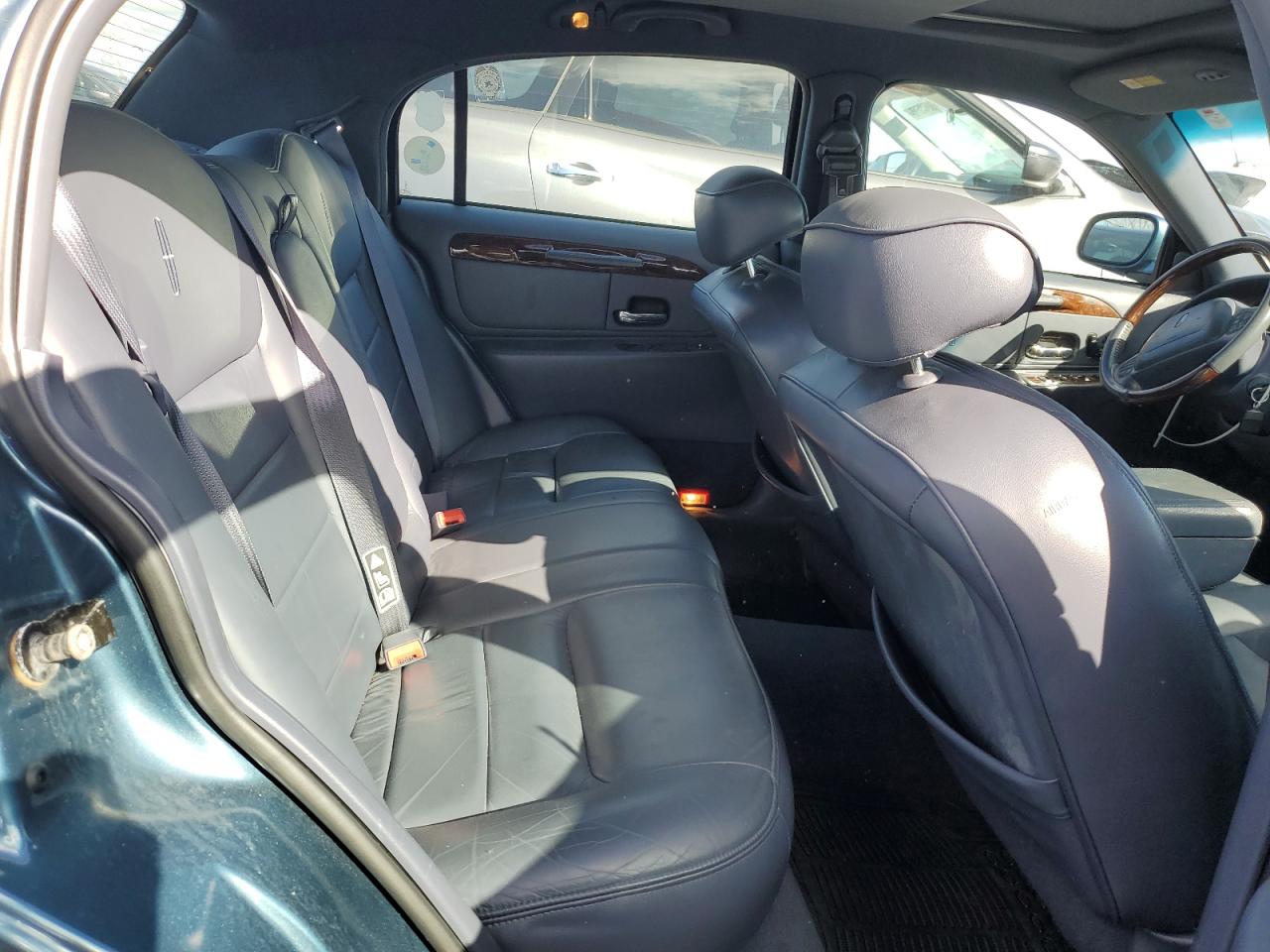 2001 Lincoln Town Car Signature VIN: 1LNHM82W11Y707761 Lot: 89661485