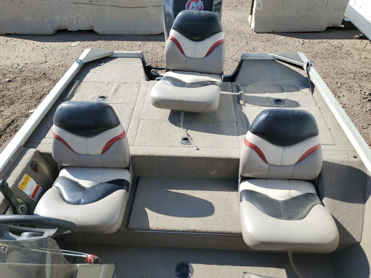 2002 Tracker Boat - Trolling Motor VIN: BUJ14052K102 Lot: 85562185