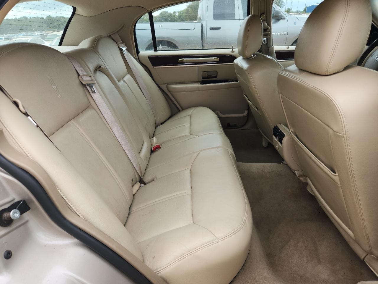 2009 Lincoln Town Car Signature Limited VIN: 2LNHM82V39X605168 Lot: 84237135