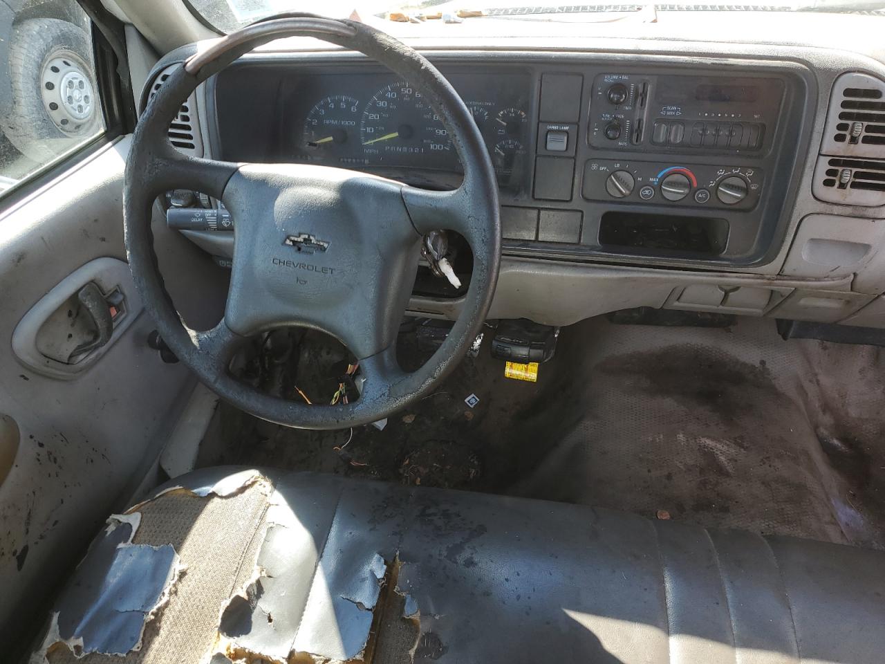 1999 Chevrolet Gmt-400 C3500 VIN: 1GBJC34R6XF055828 Lot: 82205675