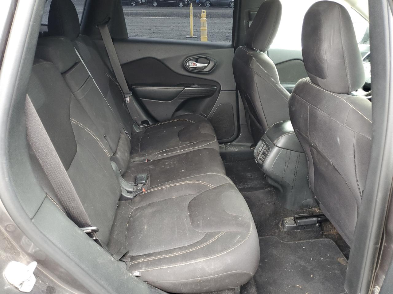 2015 Jeep Cherokee Latitude VIN: 1C4PJMCS4FW565549 Lot: 81746425