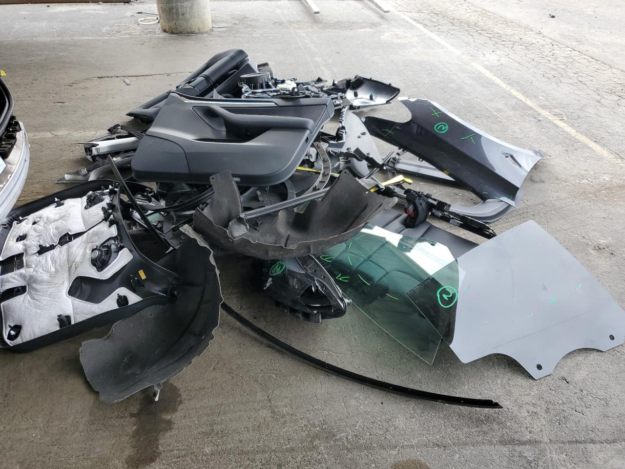 2024 Tesla Model Y VIN: 7SAYGAEE7RF129041 Lot: 82703015