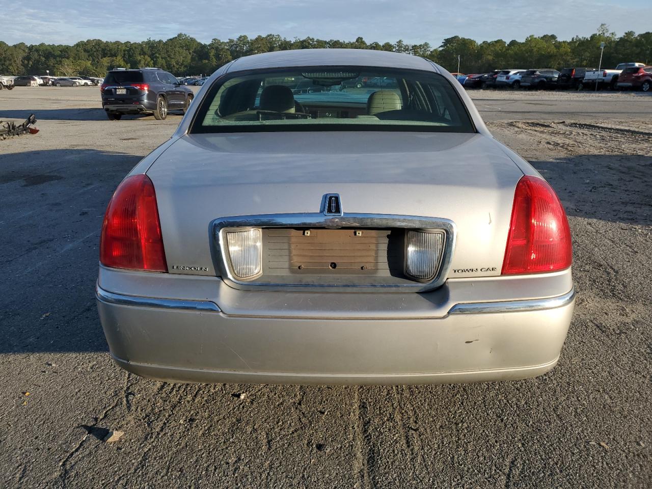 2003 Lincoln Town Car Executive VIN: 1LNHM81W93Y667014 Lot: 84549395