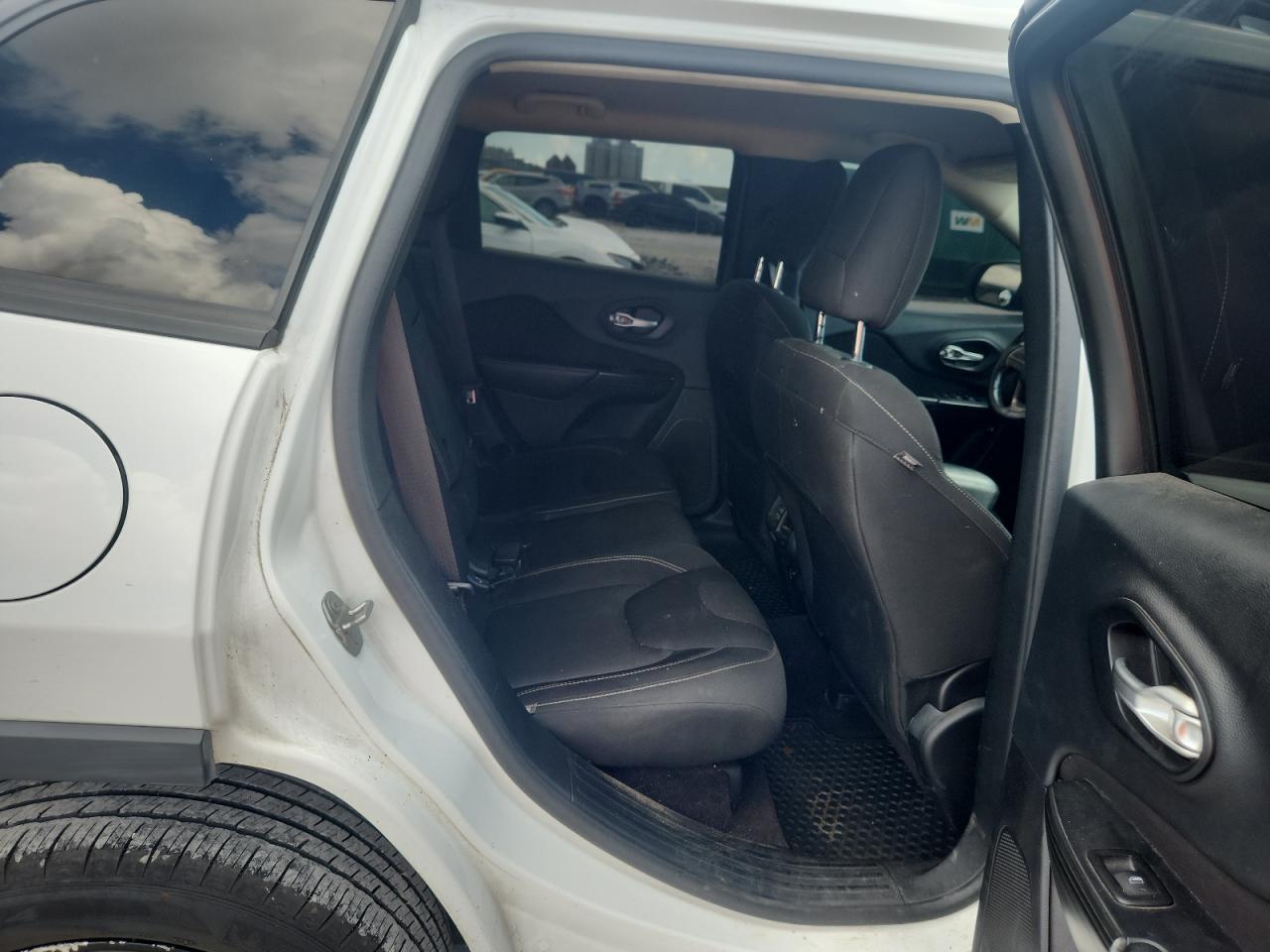 2016 Jeep Cherokee Latitude VIN: 1C4PJMCB9GW226092 Lot: 85580475