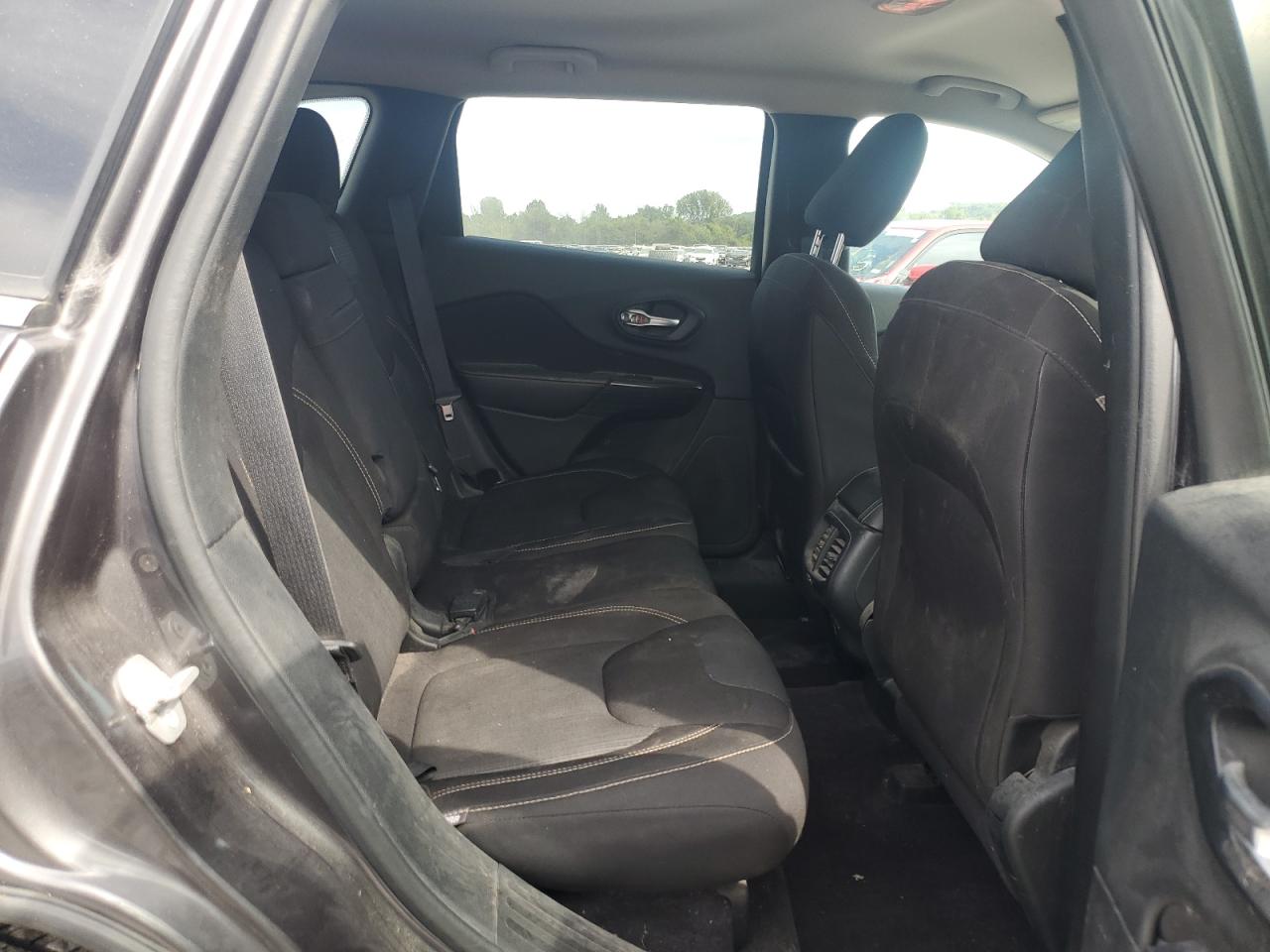 2016 Jeep Cherokee Latitude VIN: 1C4PJLCB0GW233197 Lot: 84464955