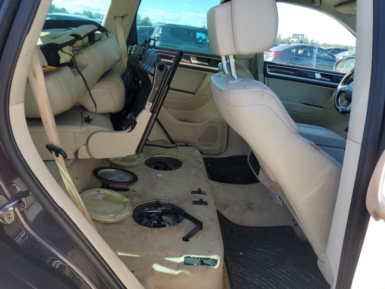 2011 Volkswagen Touareg V6 VIN: WVGFF9BP7BD002584 Lot: 85783705