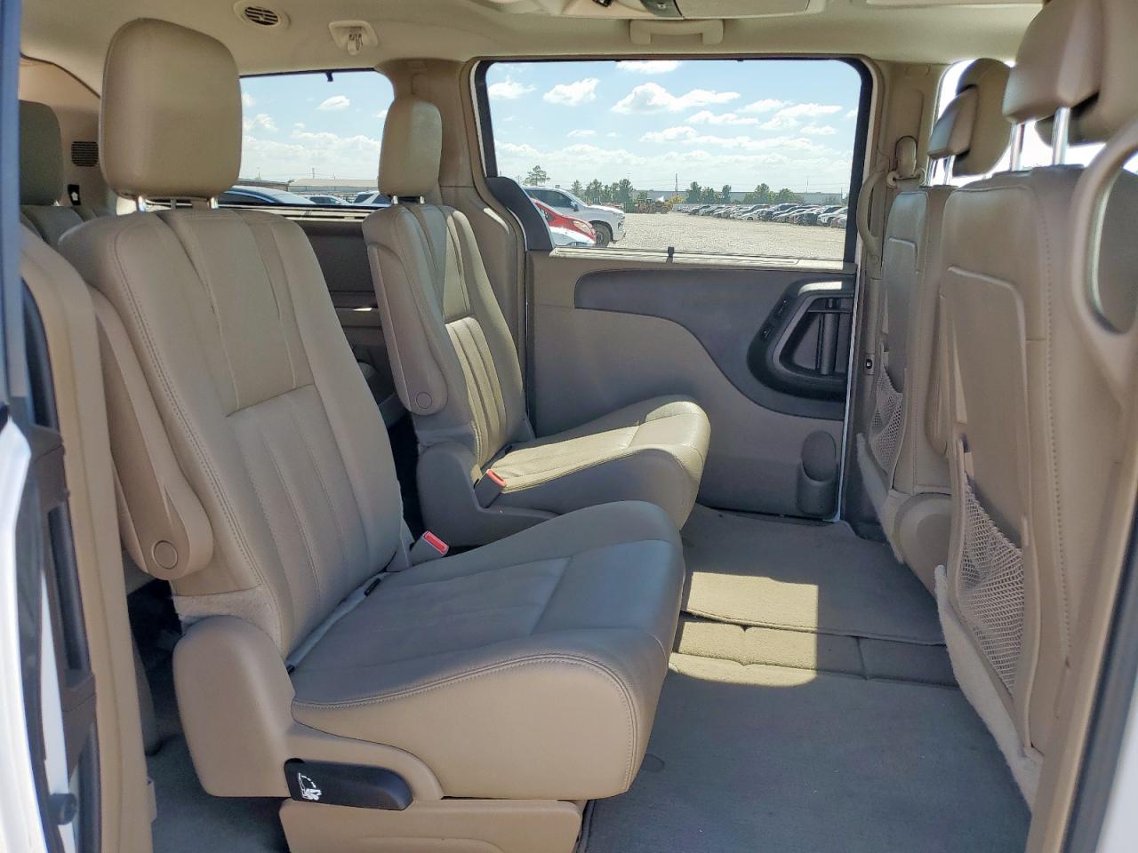 2016 Chrysler Town & Country Touring L VIN: 2C4RC1CG2GR111291 Lot: 86116375