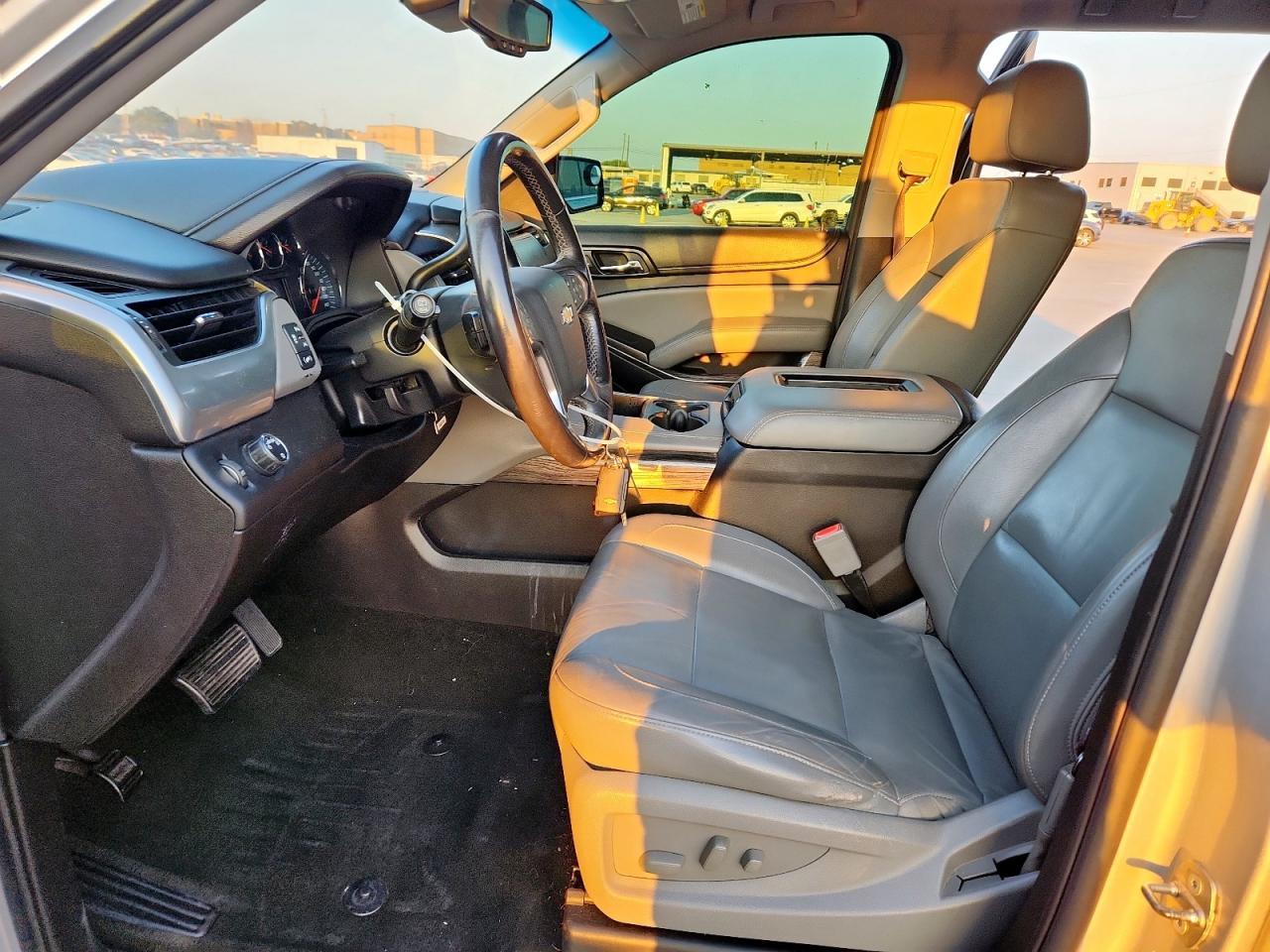 2017 Chevrolet Suburban C1500 Lt VIN: 1GNSCHKC5HR215975 Lot: 82184525