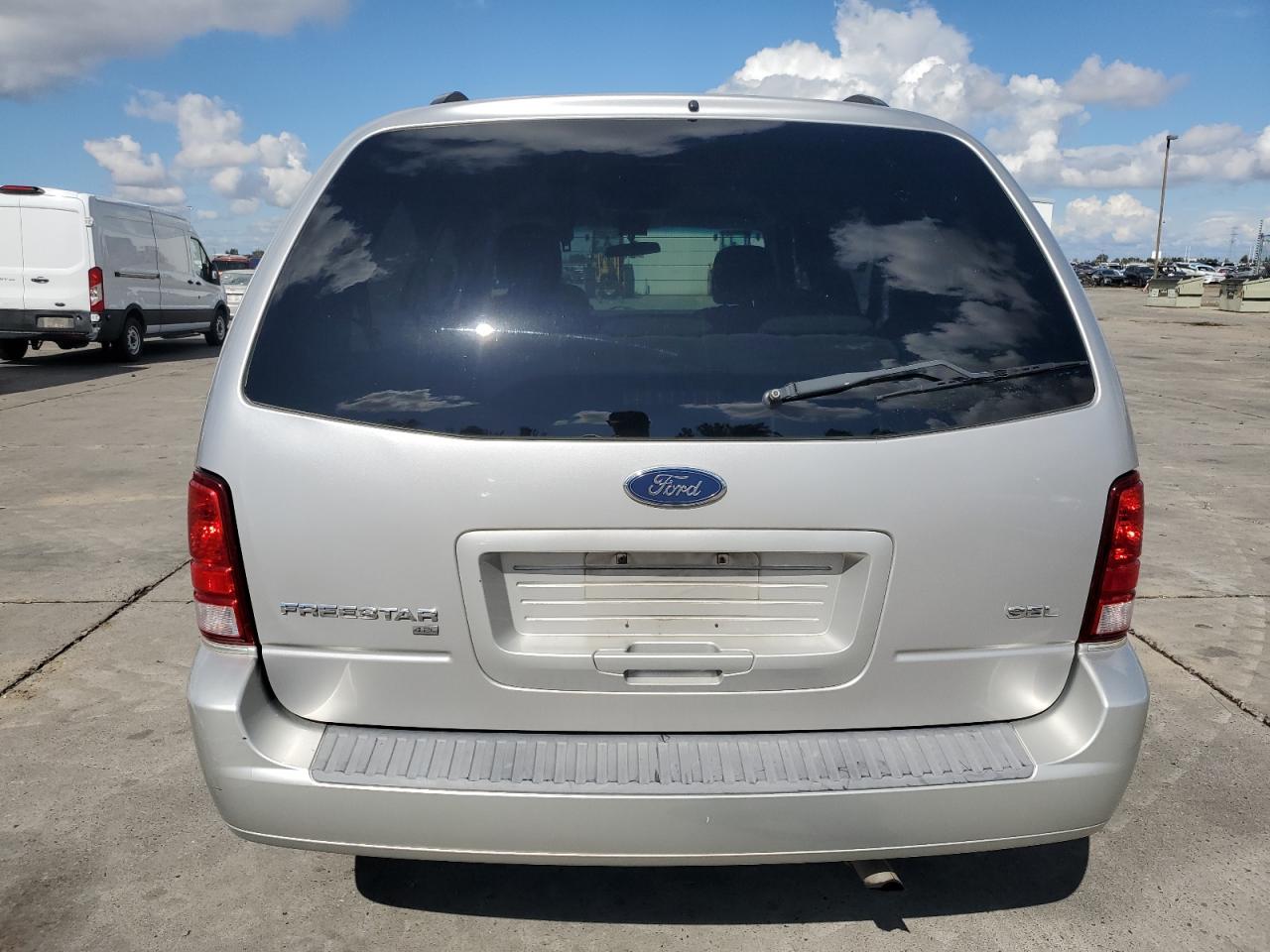 2005 Ford Freestar Sel VIN: 2FMZA52265BA92359 Lot: 81984135