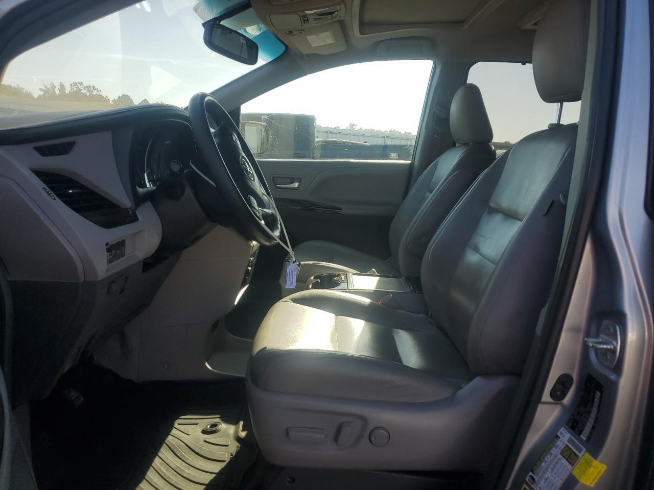 2017 Toyota Sienna Xle VIN: 5TDYZ3DC1HS788679 Lot: 84950475