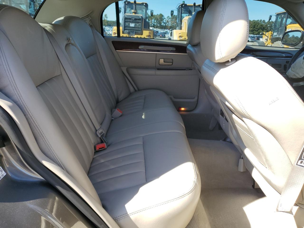 2003 Lincoln Town Car S VIN: 1LNHM82W03Y700402 Lot: 82439805