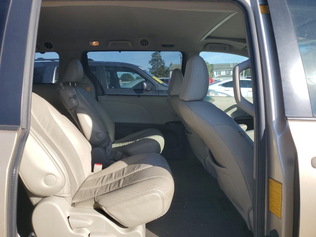 2011 Toyota Sienna Xle VIN: 5TDYK3DC5BS040948 Lot: 84891885