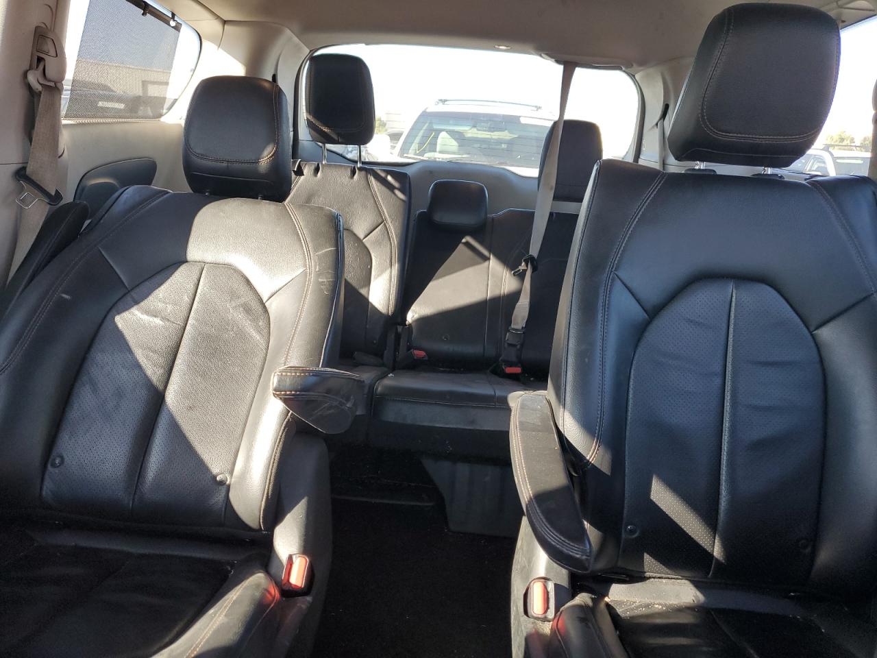 2018 Chrysler Pacifica Hybrid Touring L VIN: 2C4RC1L78JR157666 Lot: 87426195