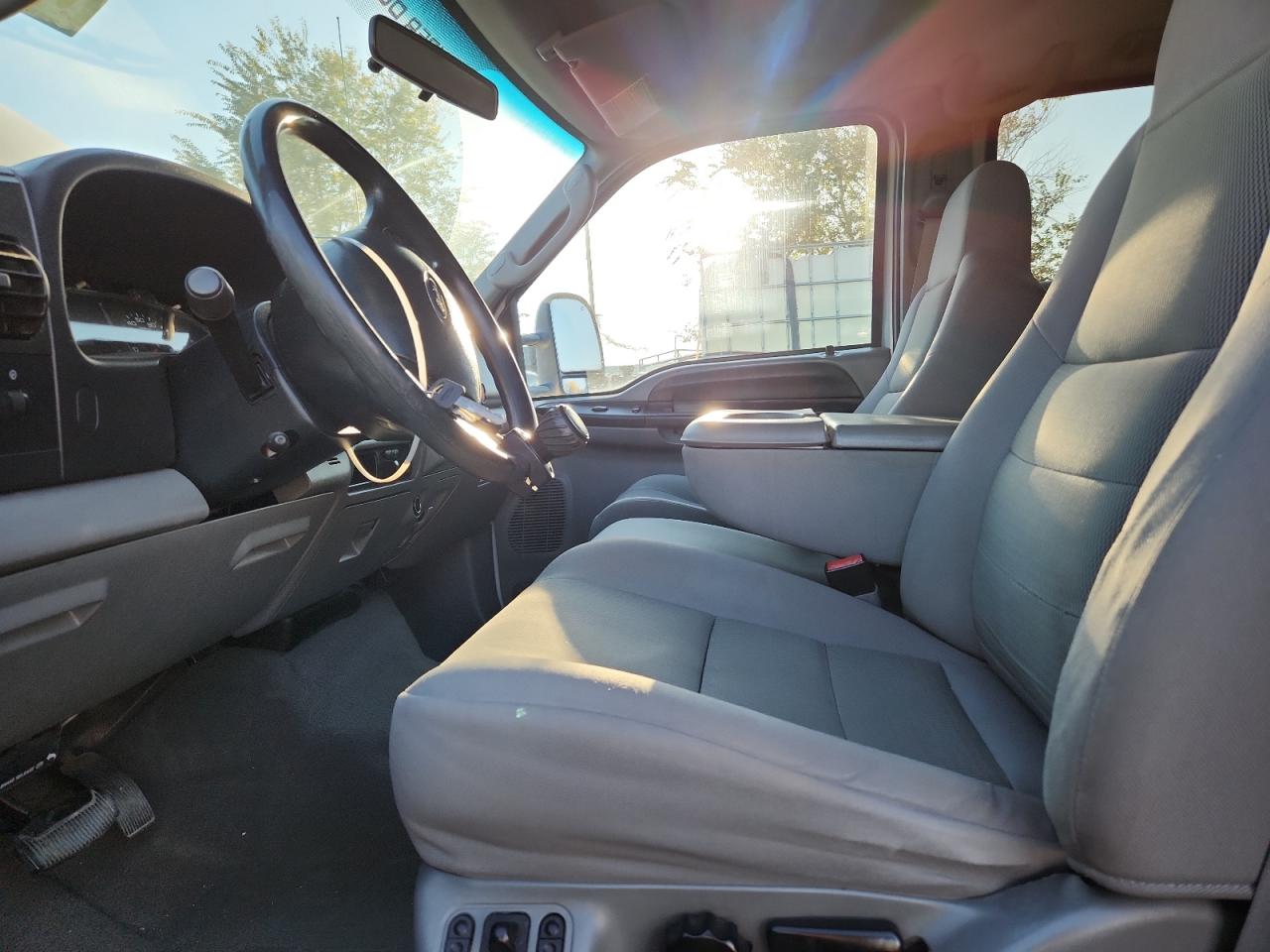 2005 Ford F250 Super Duty Flatbed Truck VIN: 1FTSW21P85EC83319 Lot: 90458725