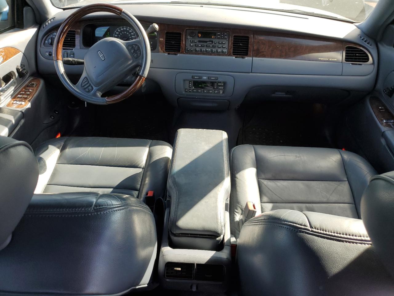 2001 Lincoln Town Car Signature VIN: 1LNHM82W11Y707761 Lot: 89661485