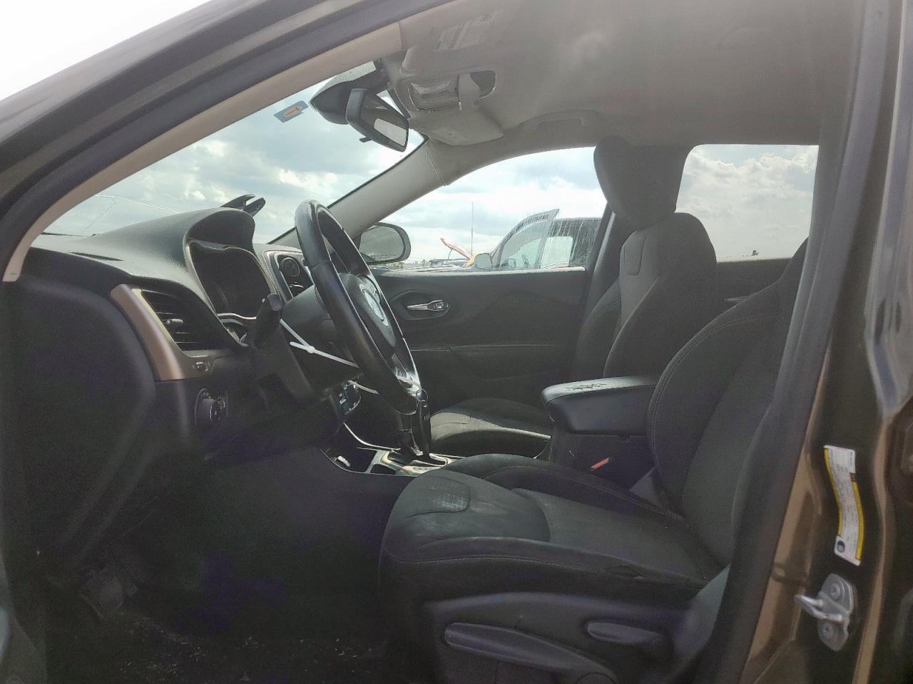 2015 Jeep Cherokee Latitude VIN: 1C4PJLCB8FW762198 Lot: 90116565