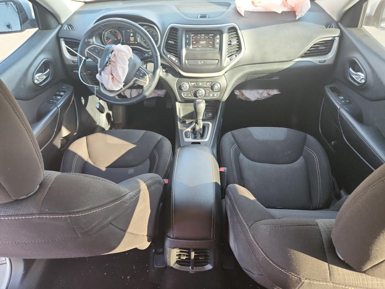 2016 Jeep Cherokee Latitude VIN: 1C4PJLCB9GW373927 Lot: 82410185