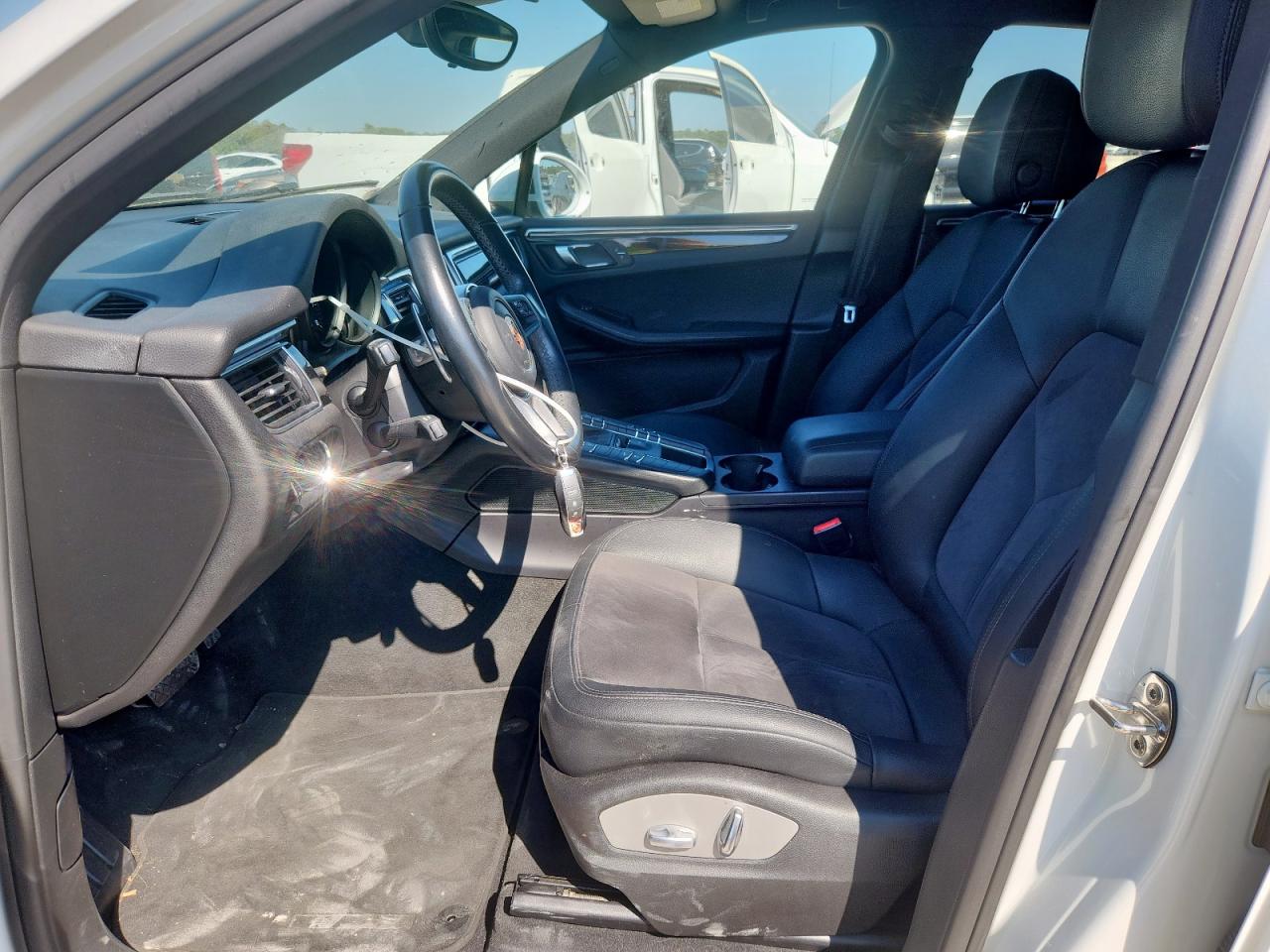 2017 Porsche Macan VIN: WP1AA2A50HLB09381 Lot: 85825865