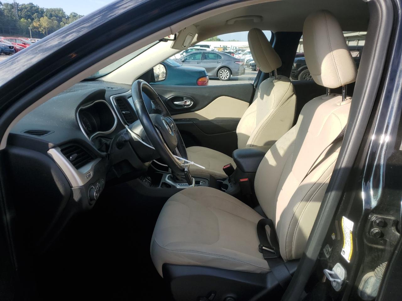 2015 Jeep Cherokee Latitude VIN: 1C4PJLCB1FW781739 Lot: 85152475