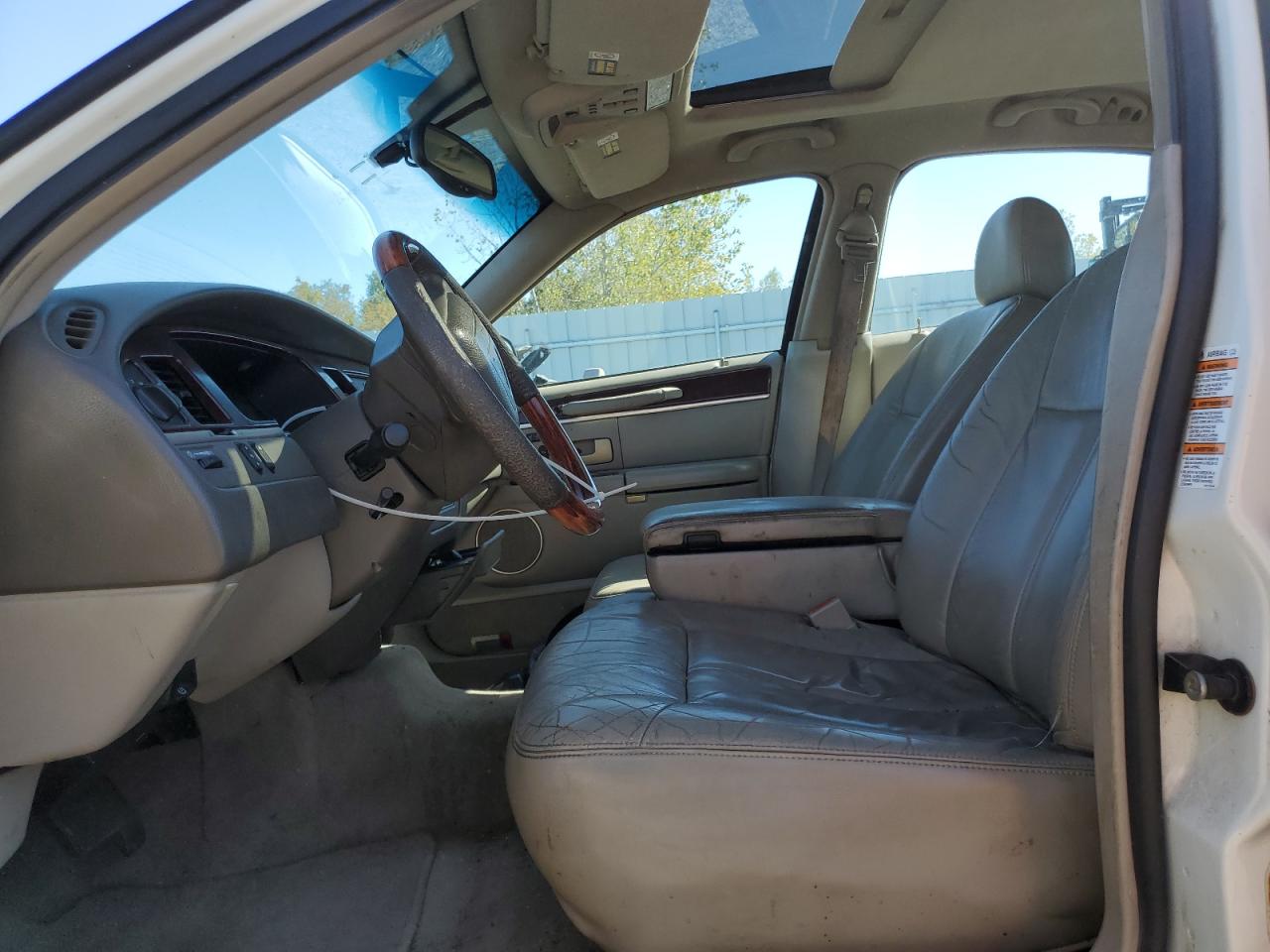 2004 Lincoln Town Car Ultimate VIN: 1LNHM83WX4Y668977 Lot: 85129955