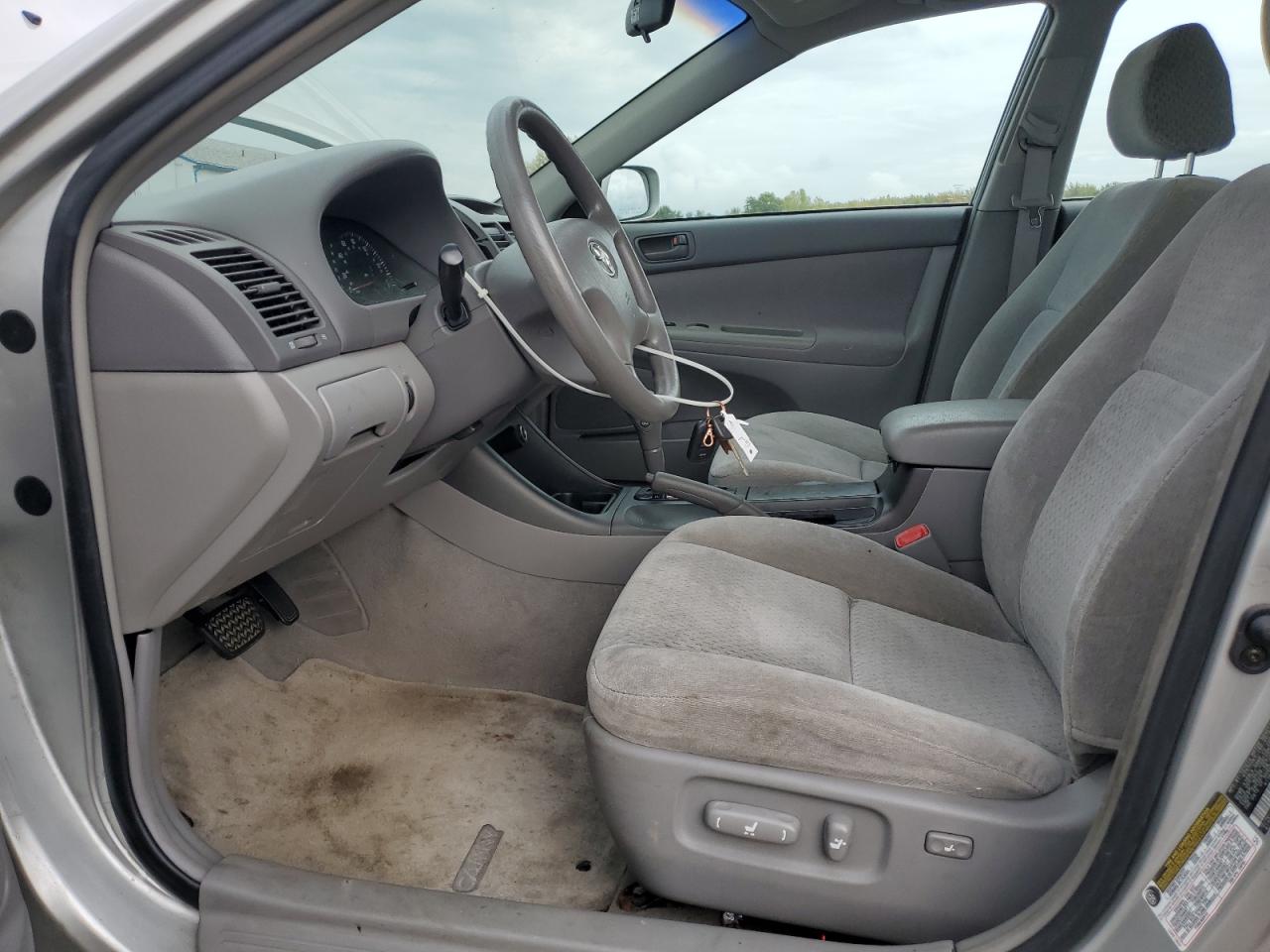 2004 Toyota Camry Le VIN: 4T1BE32K34U940555 Lot: 82257625