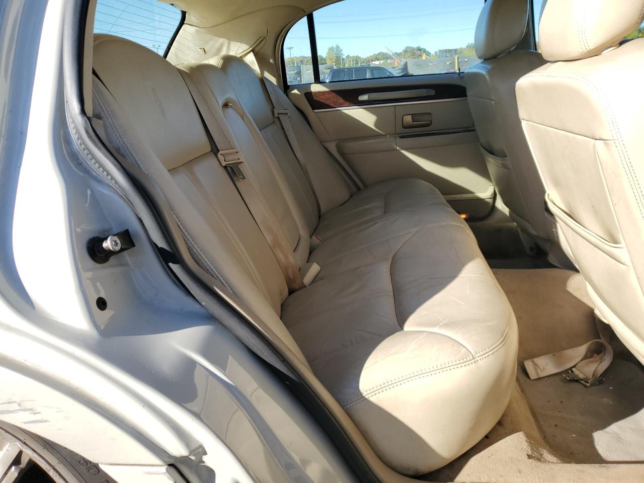 2007 Lincoln Town Car Signature Limited VIN: 1LNHM82W27Y615812 Lot: 82581205