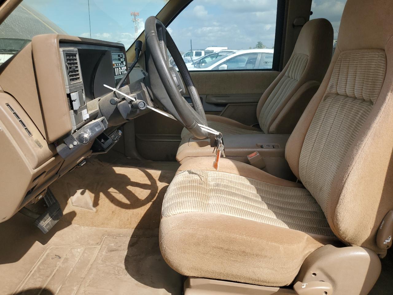 1994 Chevrolet Gmt-400 C2500 VIN: 2GCFC29K0R1271692 Lot: 84900035