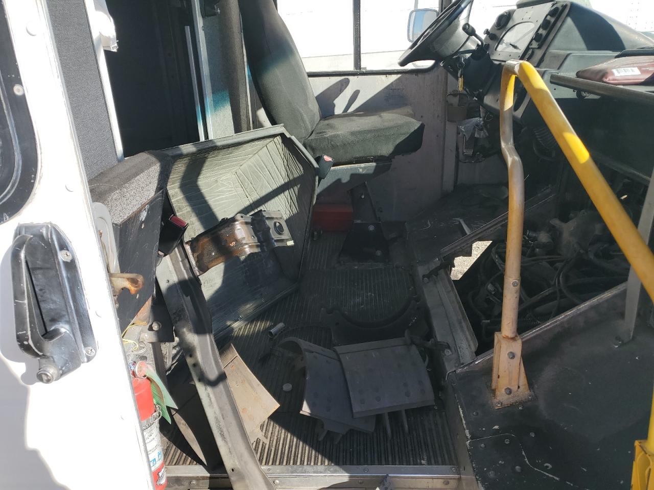 2000 Ford E350 Delivery Van VIN: 1FCJE39L3YHA77527 Lot: 90648205