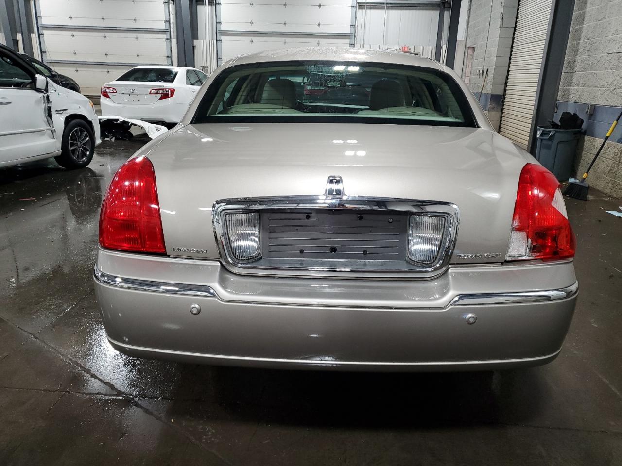 2003 Lincoln Town Car Signature VIN: 1LNHM82W13Y656488 Lot: 86222165