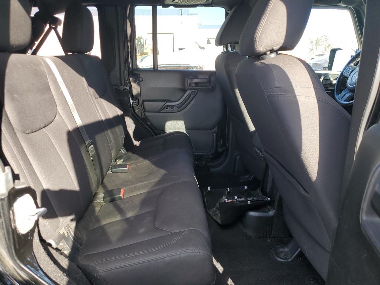 2014 Jeep Wrangler Unlimited Sport VIN: 1C4BJWDG4EL310058 Lot: 82154455