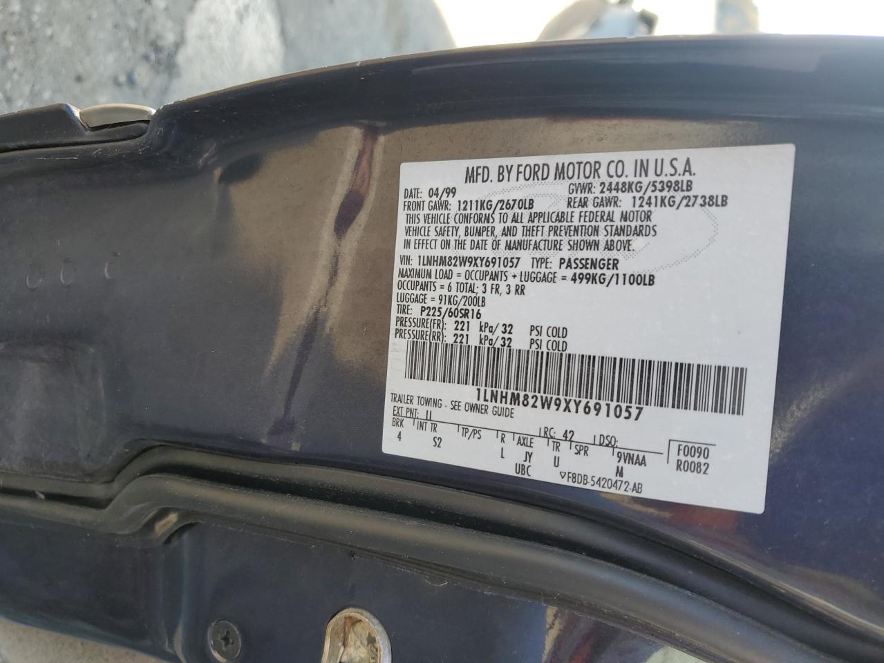 1999 Lincoln Town Car Signature VIN: 1LNHM82W9XY691057 Lot: 90223875