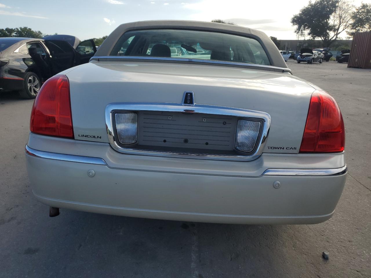 2005 Lincoln Town Car Signature VIN: 1LNHM81W85Y636744 Lot: 86994095