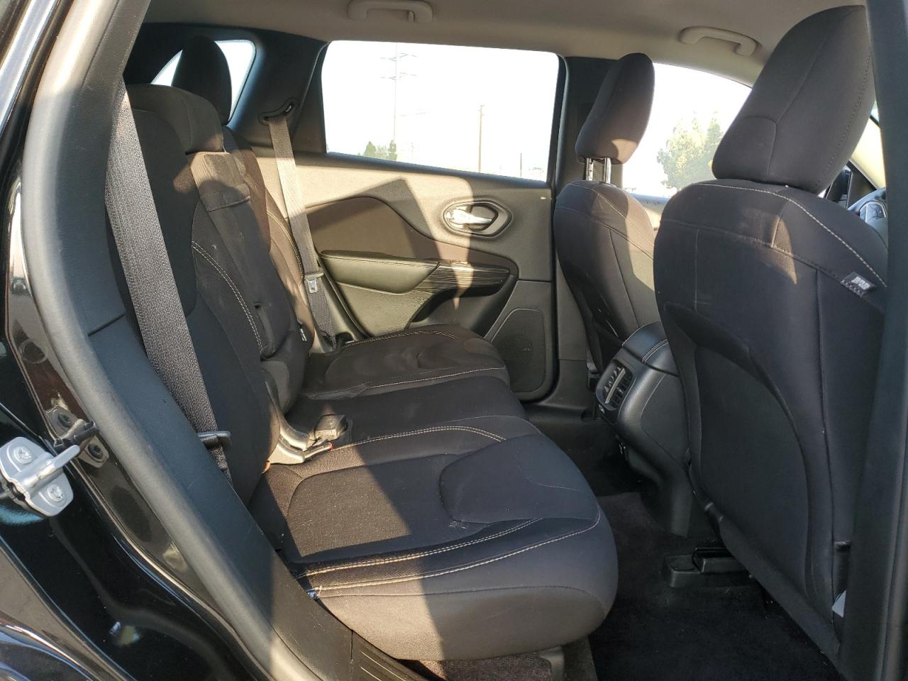 2016 Jeep Cherokee Latitude VIN: 1C4PJLCB5GW355473 Lot: 89992155