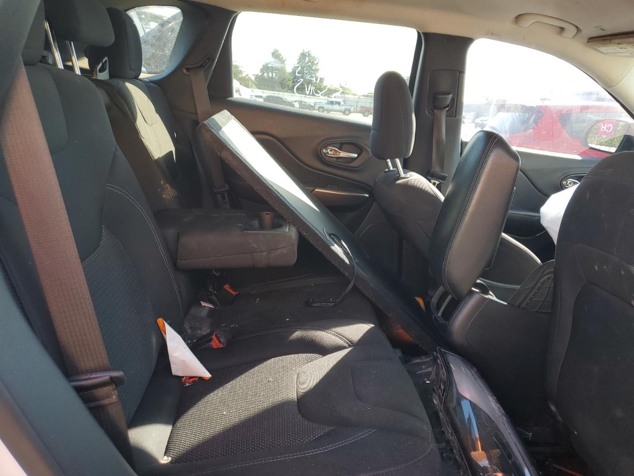 2019 Jeep Cherokee Latitude VIN: 1C4PJLCB0KD266303 Lot: 86070145