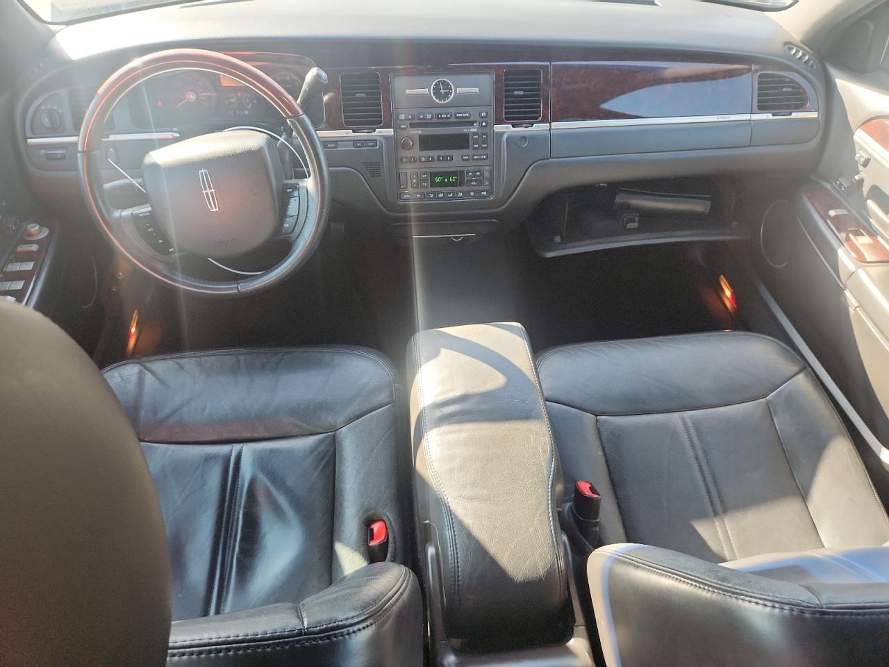 2011 Lincoln Town Car Signature Limited VIN: 2LNBL8CV8BX764023 Lot: 89576275