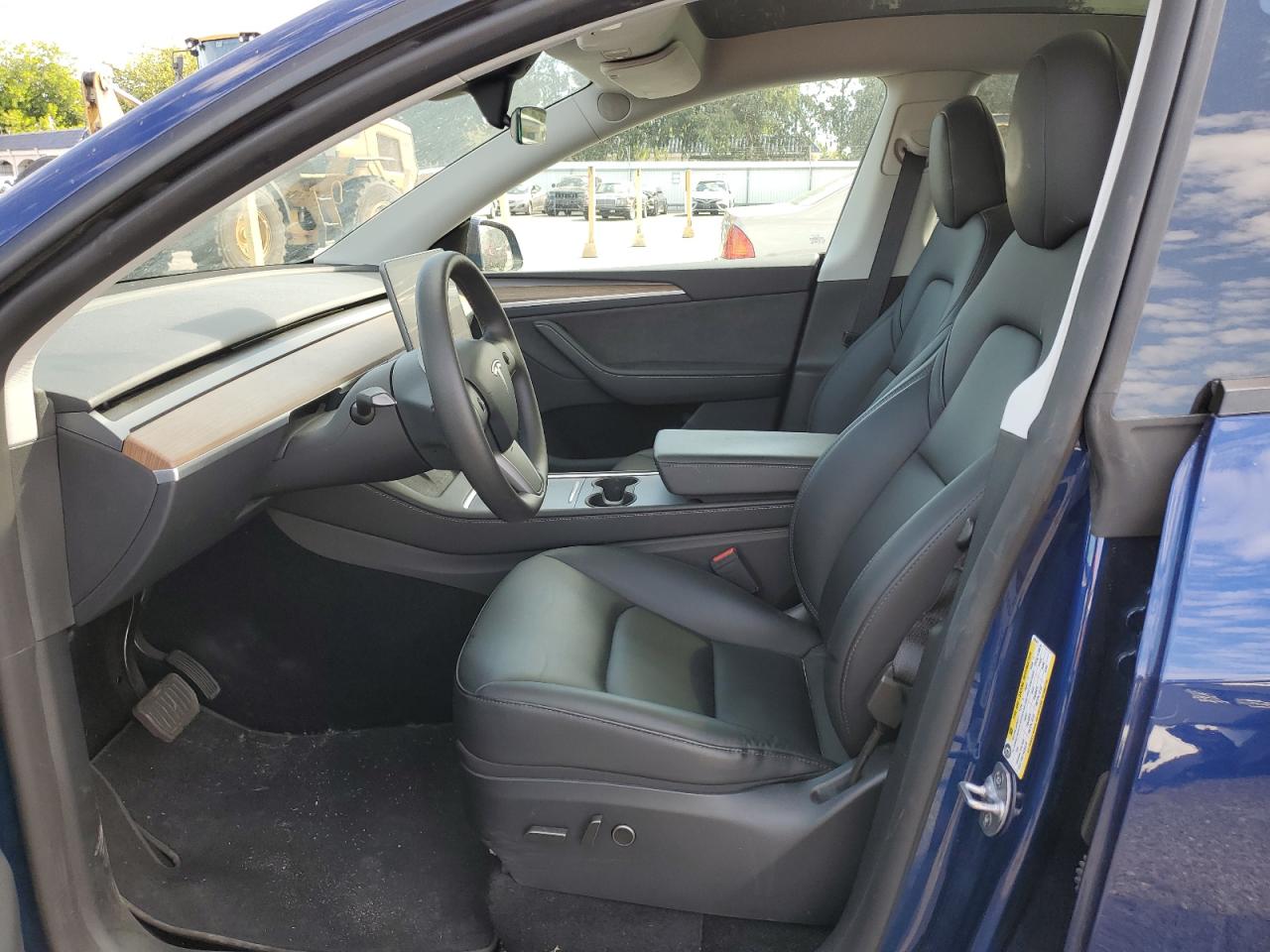 2024 Tesla Model Y VIN: 7SAYGDEE2RA285471 Lot: 83985815