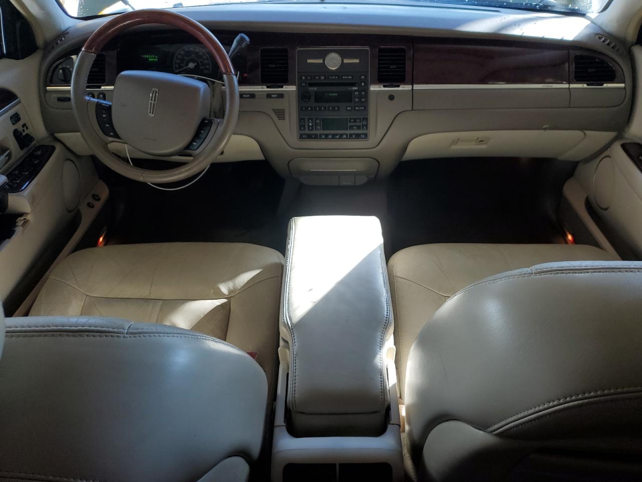 2005 Lincoln Town Car Signature Limited VIN: 1LNHM82W25Y670693 Lot: 87422175