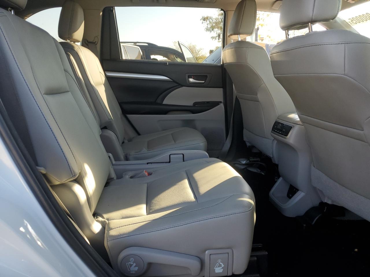 2018 Toyota Highlander Se VIN: 5TDJZRFH2JS553677 Lot: 81980005