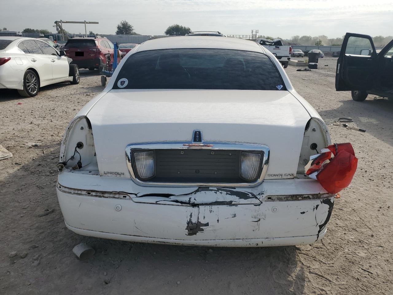 2003 Lincoln Town Car Signature VIN: 1LNHM82W83Y607546 Lot: 84876025