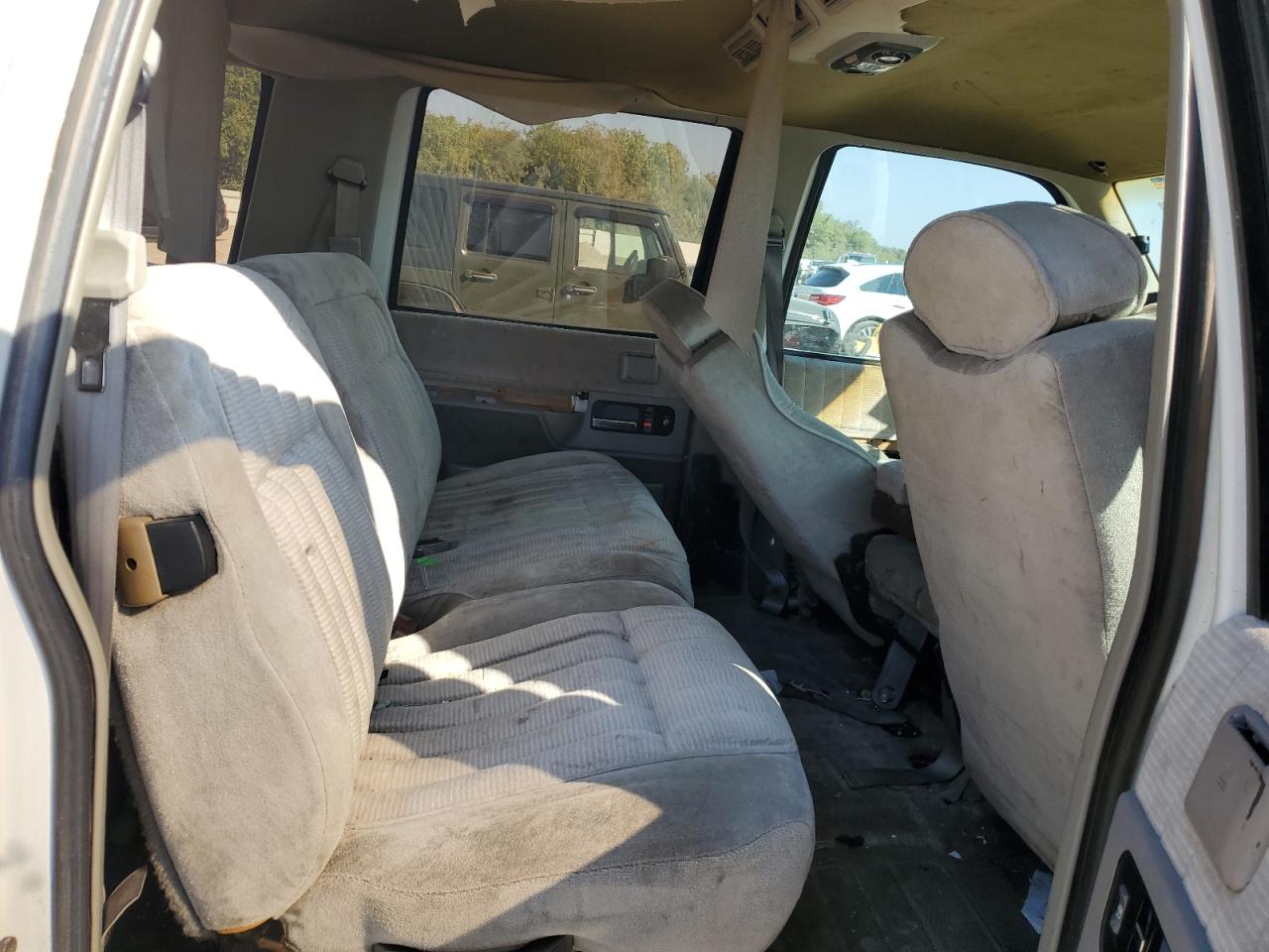 1993 GMC Suburban K1500 VIN: 1GDFK16K8PJ758624 Lot: 85284985