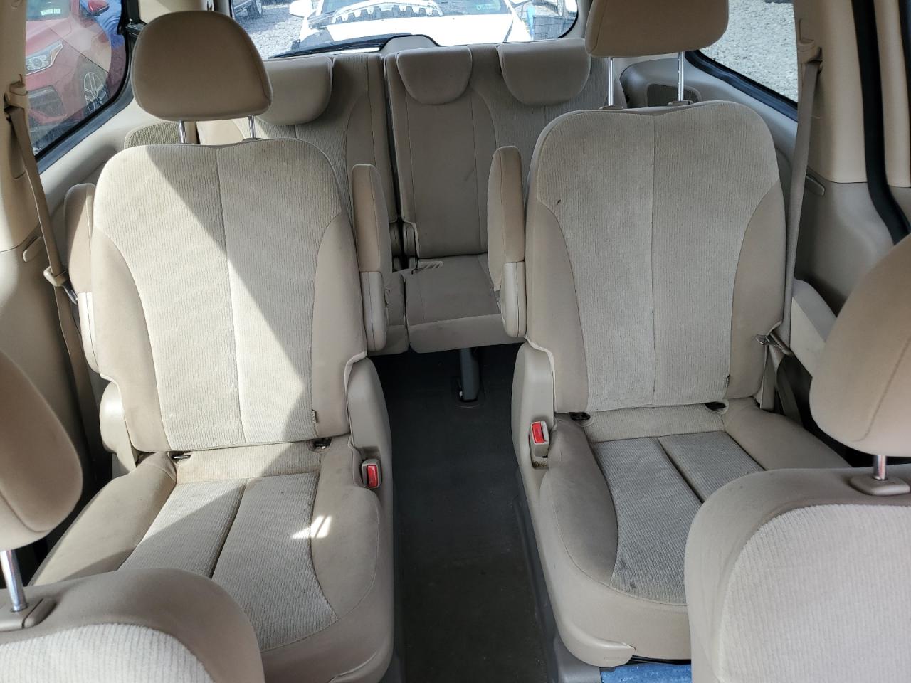 2011 Kia Sedona Lx VIN: KNDMG4C74B6411690 Lot: 84290665