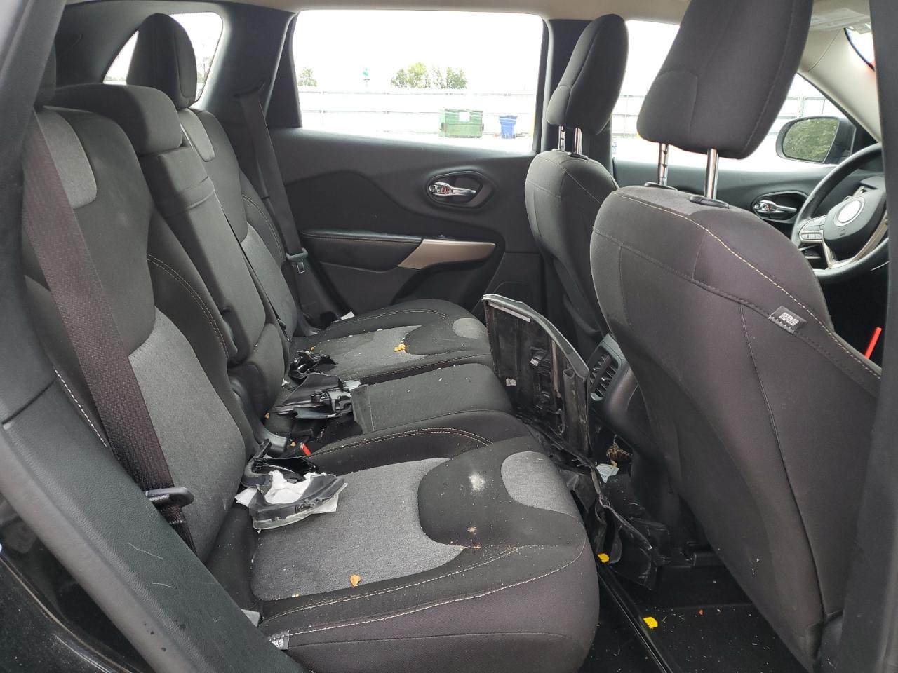 2017 Jeep Cherokee Sport VIN: 1C4PJLAS2HD236053 Lot: 82418975