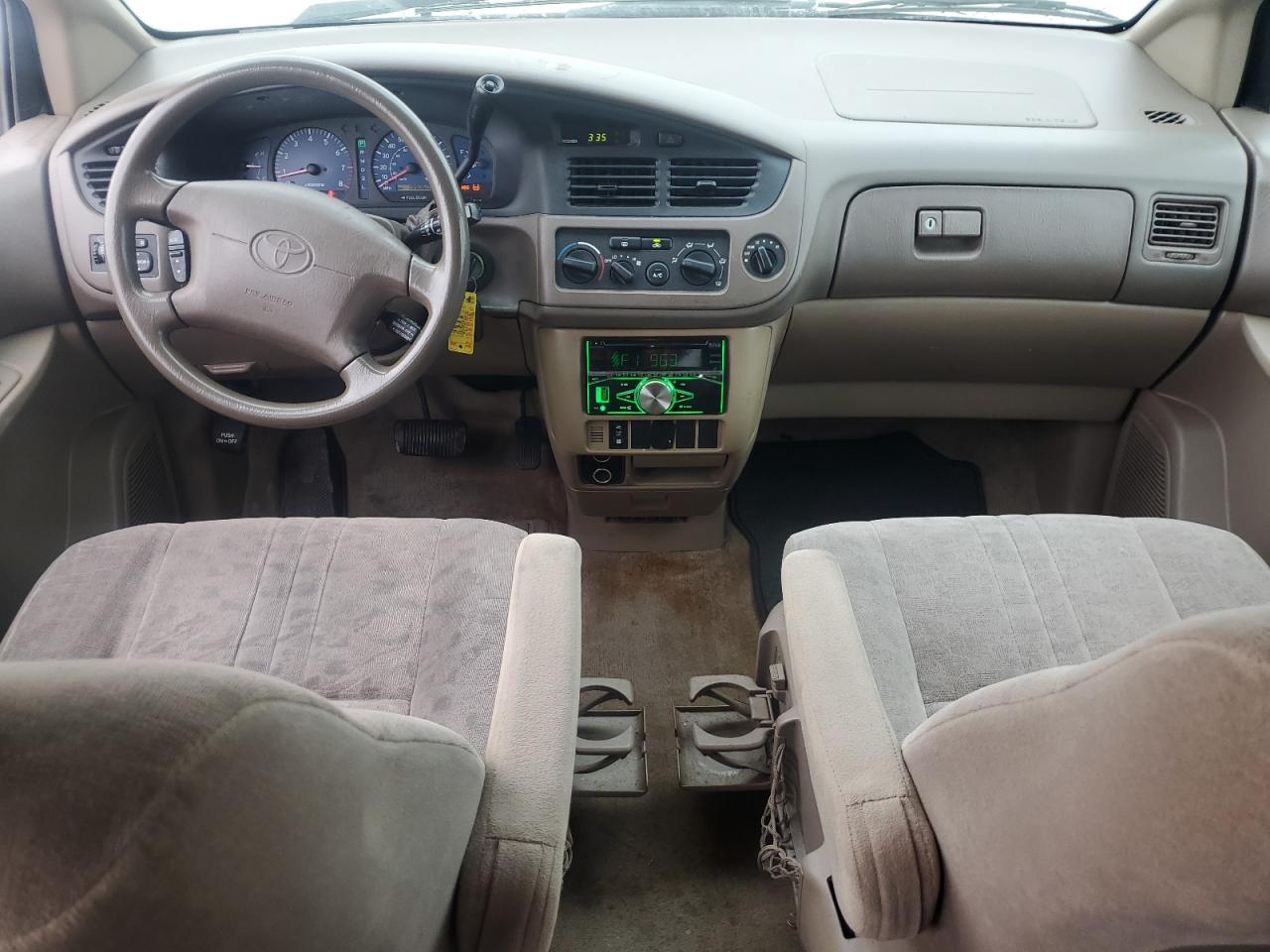 2002 Toyota Sienna Le VIN: 4T3ZF13C82U460586 Lot: 82331825